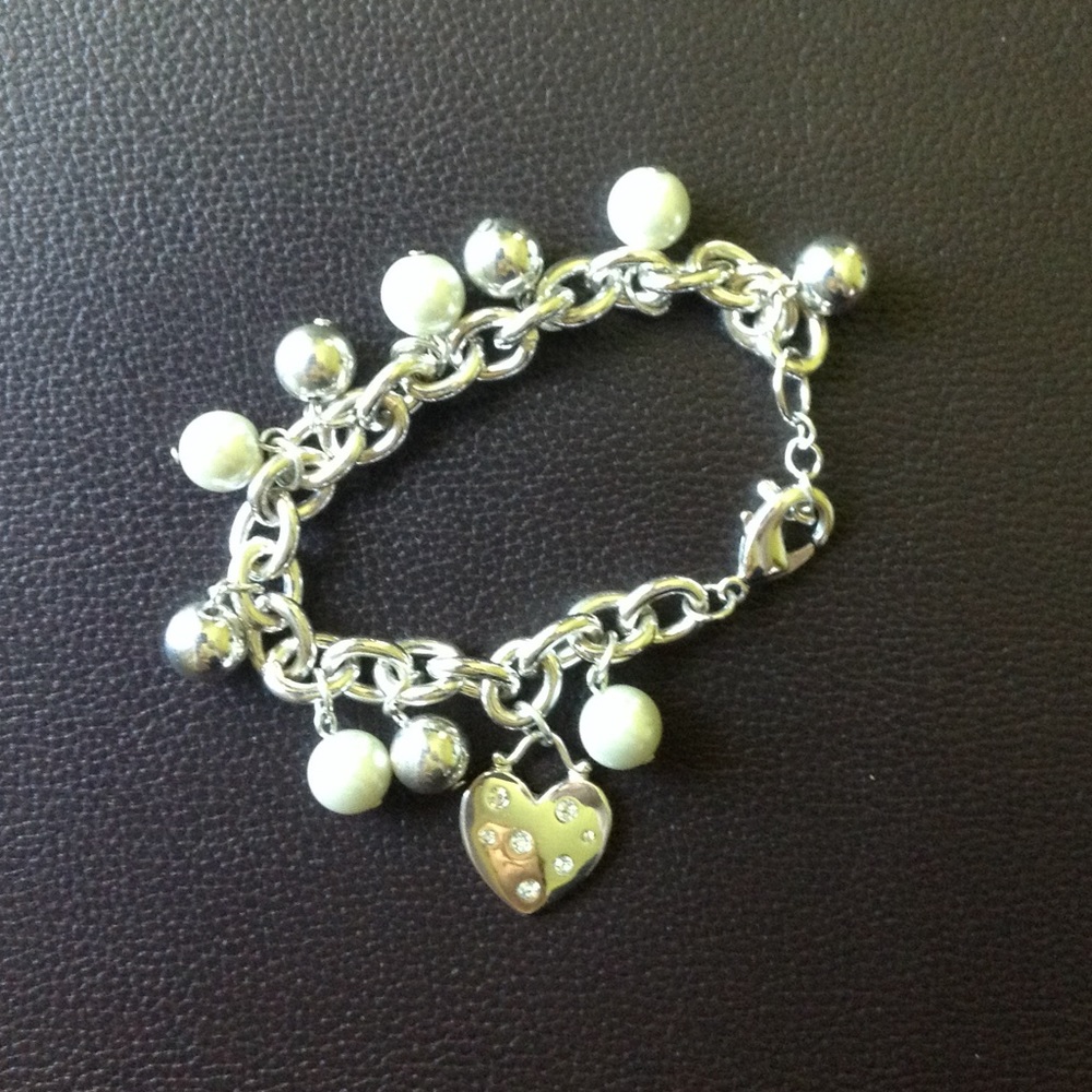 Silver Heart, Pearl, Silver beaded charm bracelet.